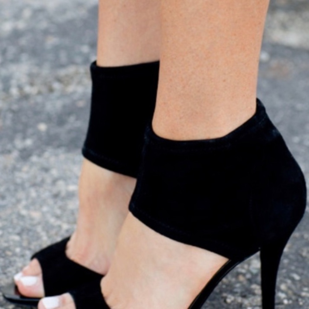B Brian Atwood Black Suede Heels sz 7.5